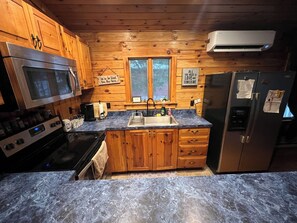 Fridge, microwave, oven, stovetop - Cozy, pet friendly cabin minutes to lake George village  (Lake George)