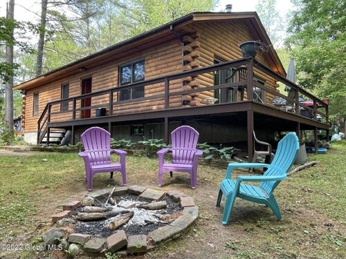 Cozy, pet friendly cabin minutes to lake George village 