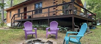 Cozy, pet friendly cabin minutes to lake George village 