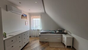 3 habitaciones, tabla de planchar con plancha, wifi y ropa de cama 
