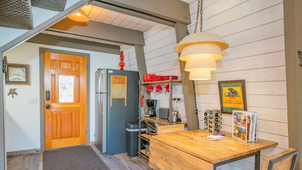 Basic Cabin | In-room dining - Moon View Cabin (Big Bear Lake)