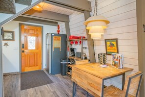 Eenvoudig huisje | Dineren in de kamer