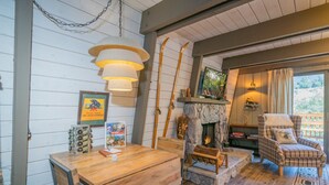 Basic Cabin | In-room dining - Moon View Cabin (Big Bear Lake)