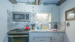 Basic Cabin | Private kitchen | Toaster - Moon View Cabin (Big Bear Lake)