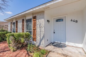 Exterior detail - 3 Bedroom 2 Bath Professionally Hosted (Coppell)