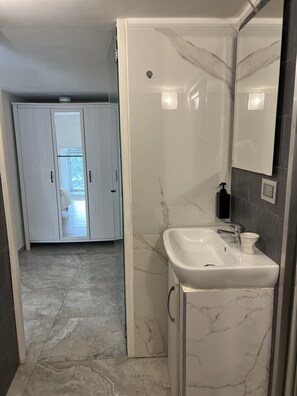 Hair dryer, towels, soap, toilet paper - 1 bedroom apartment in naples (Napoli)