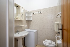 Bathroom - Bilocale-Apartment-Balcony-Private Bathroom (Ostuni)