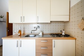 Een koelkast, een koffiezetapparaat/waterkoker