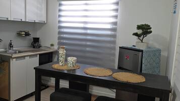 Apartamento estándar | Cocina privada | Mesa de comedor