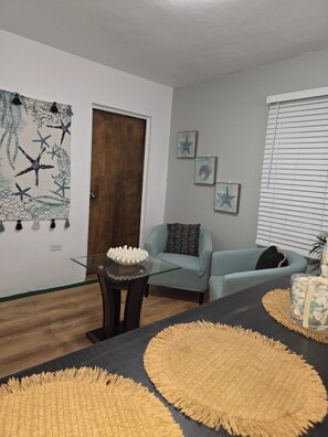Departamento estándar | Área de sala de estar | Smart TV de 32 pulgadas con canales digitales, televisión y Netflix 