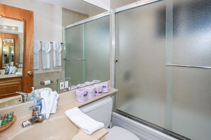 Basic Cabin | Bathroom - Moonlight Lodge (Big Bear Lake)