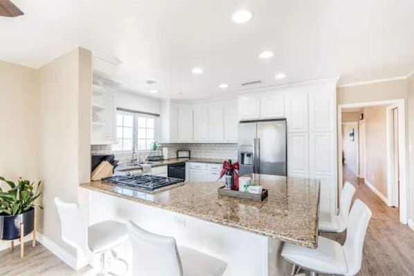 Private kitchen - Foothills Haven | Families&Pups | 15min to Beaches (La Mesa)