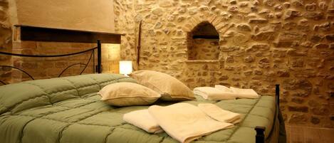 2 bedrooms, travel cot, WiFi, bed sheets