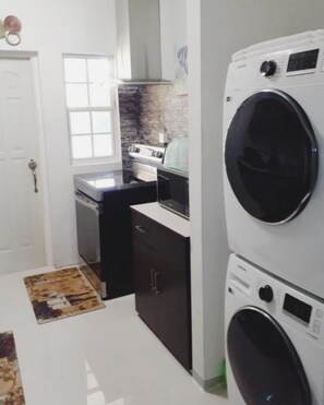 Kylskåp, mikrovågsugn, ugn och spishäll