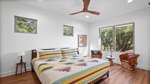 1 bedroom, iron/ironing board, travel crib, free WiFi - An Enchanted Casita-Sleeps 4, Hot tub/Firepit,Pool (Graham)