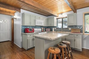 Basic Cabin | Private kitchen | Electric kettle, cookware/dishes/utensils - Bear PAC Hideout (Big Bear Lake)