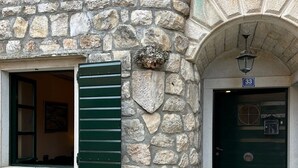 A stone building with a green door and a number 33 sign above it. - Studio apartment in Sukošan with Air condition, WIFI (5102-2) (Sukošan)