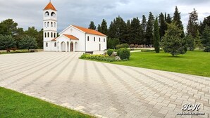 A church with a bell tower and a paved courtyard. - Studio apartment in Sukošan with Air condition, WIFI (5102-2) (Sukošan)