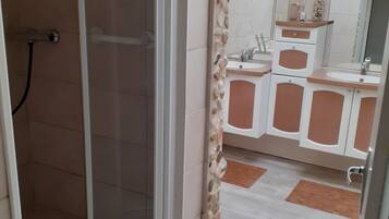 Douche, sèche-cheveux, savon, papier toilette