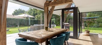 Beautiful, bright, family-friendly villa with a spacious garden!