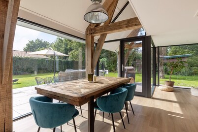 Beautiful, bright, family-friendly villa with a spacious garden!