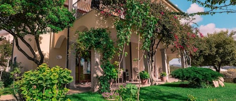 Apartment, 2 Bedrooms, Balcony, Ocean View | Garden