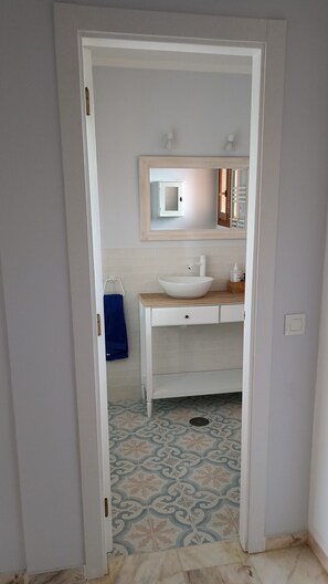 Secadora de cabello, toallas, jabón, papel de baño 