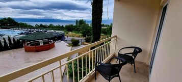 Un balcón con vistas a una piscina y un pabellón.