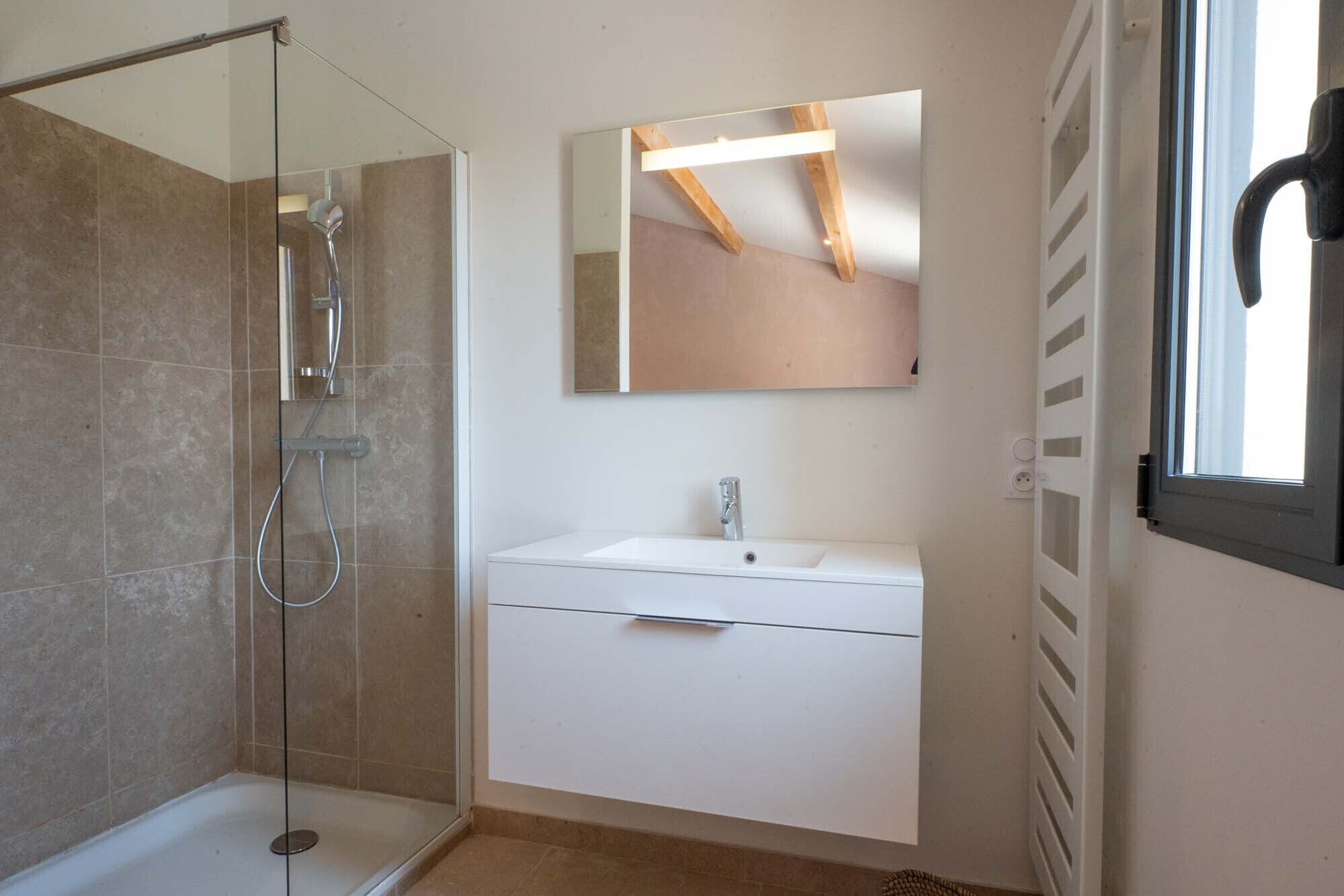 Douche, sèche-cheveux, serviettes fournies