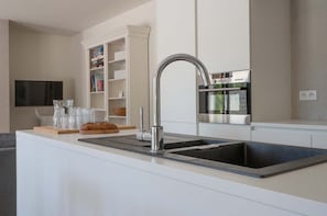 Kühlschrank, Mikrowelle, Ofen, Geschirrspüler
