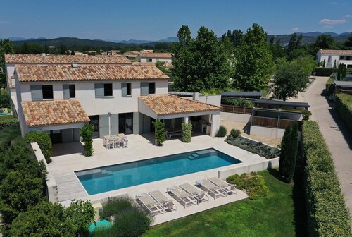 Villa Beaumont – Luxury holiday villa in Malaucène with heatable pool and Mont Ventoux views