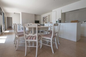 Dining - Villa Beaumont – Luxury holiday villa in Malaucène with heatable pool and Mont Ventoux views (Malaucène)