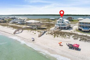On the beach - Dear Time Beach house- 5 bedrooms, Elevator, Sleeps 10, PRIVATE pool (Gulf Shores)
