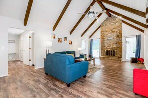 Smart TV, table football - Beautiful Lake View! Spacious3/2 Monthly Special! (Lee's Summit)