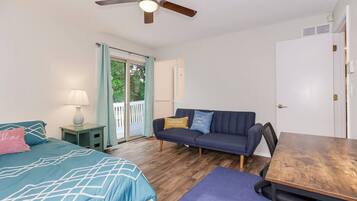 3 bedrooms, desk, WiFi, bed sheets