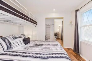 3 bedrooms, desk, WiFi, bed sheets - Beautiful Lake View! Spacious3/2 Monthly Special! (Lee's Summit)