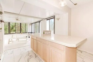 Interior - Beautiful Lake View! Spacious3/2 Monthly Special! (Lee's Summit)
