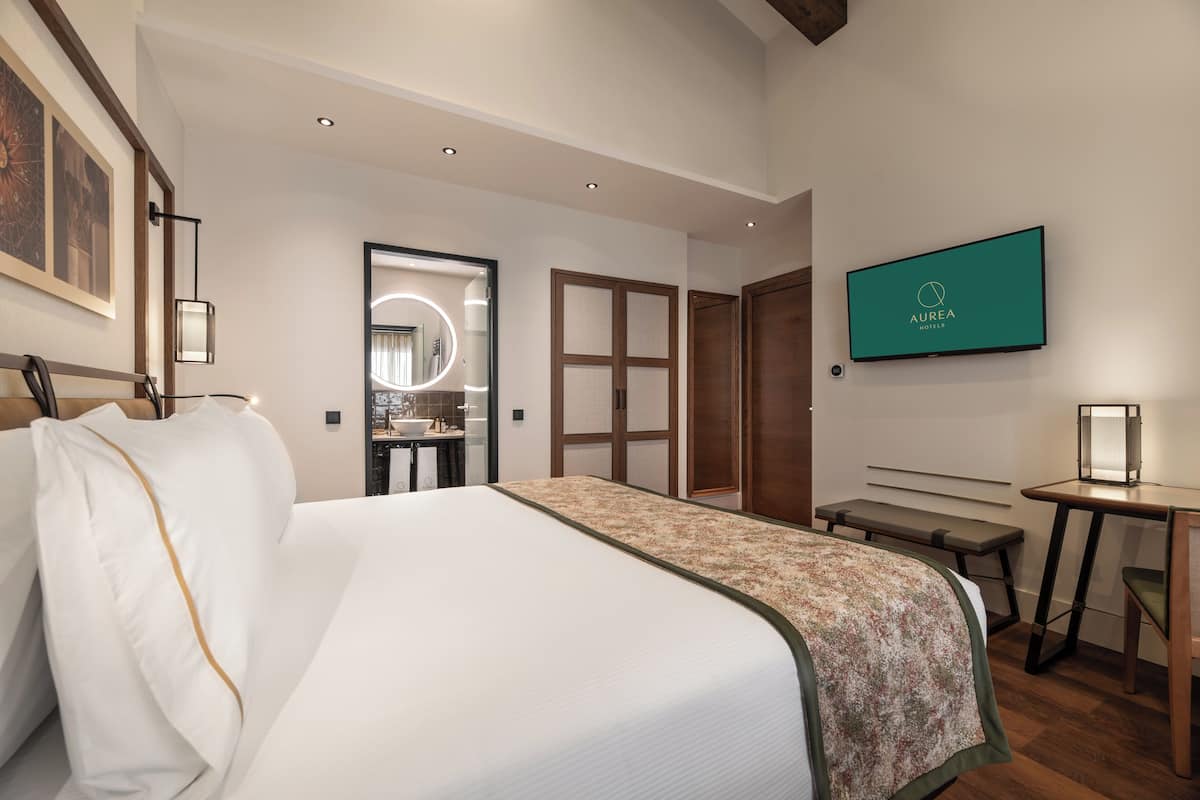 1 dormitorio, minibar, caja fuerte y escritorio
