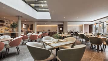 Ontbijtbuffet op werkdagen (EUR 20 per persoon)