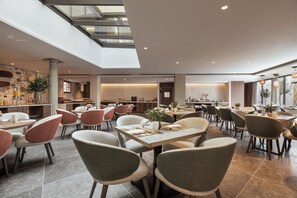 Petit déjeuner buffet servi en semaine (20 EUR par personne)