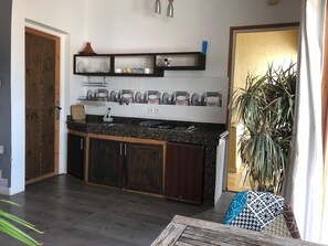 Kühlschrank, Mikrowelle, Herdplatte, Wasserkocher mit Kaffee-/Teezubehör
