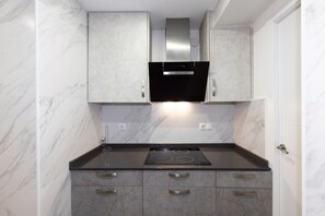 Kühlschrank, Mikrowelle, Ofen, Geschirrspüler