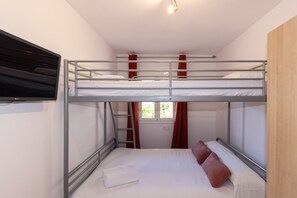 3 bedrooms, iron/ironing board, free WiFi, bed sheets