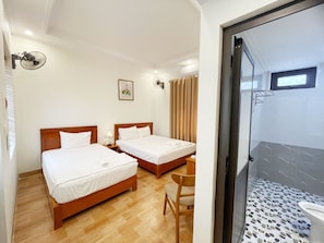 Deluxe Triple Room | Bathroom | Hydromassage showerhead, hair dryer, slippers, bidet