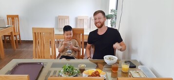 Desayuno completo gratuito y diario