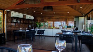 Un restaurante con techos de madera y mesas dispuestas para comer.