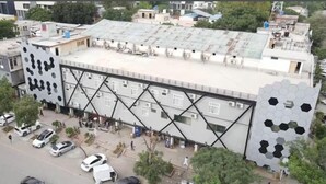 A large building with a flat roof, multiple windows, and a central open area. - Hotel Heaven Heights (Islamabad)