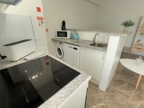 Geladeira, micro-ondas, fogão, cooktop