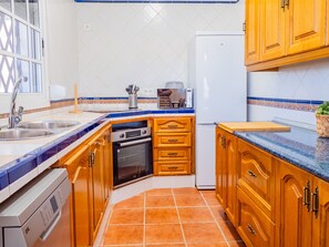 Kühlschrank, Mikrowelle, Ofen, Geschirrspüler