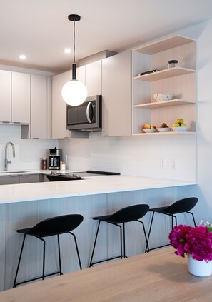 Refrigerador con freezer, microondas, horno, placa de cocina